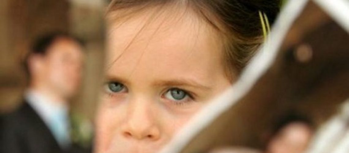 Obligación de los Colegios de Informar a ambos padres. Legalis Consultores.